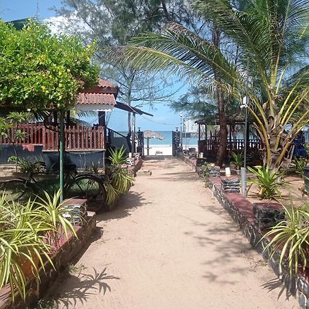 Silver Beach Hotel Тринкомали Экстерьер фото