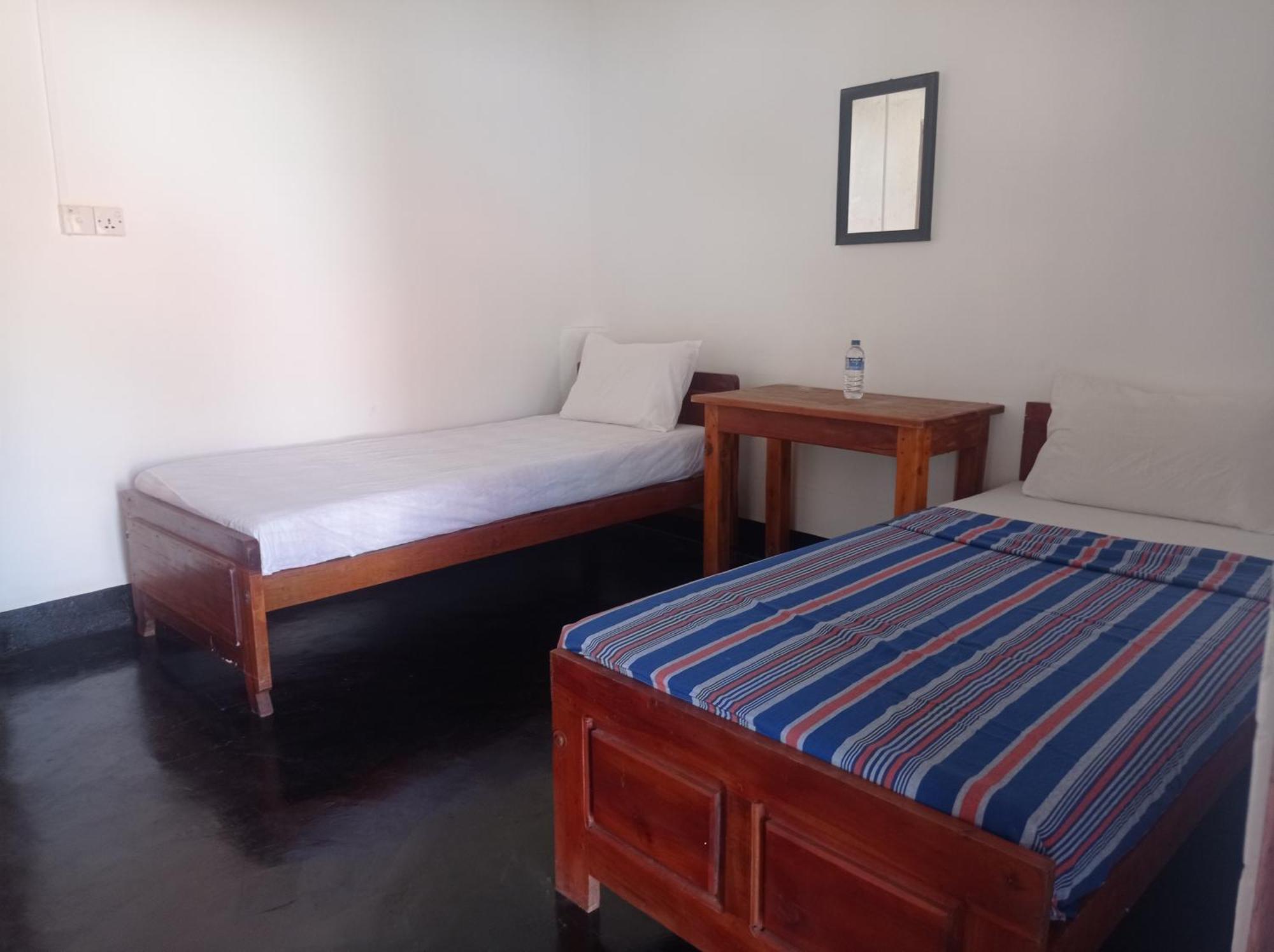 Silver Beach Hotel Тринкомали Экстерьер фото