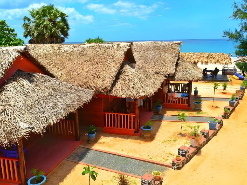 Silver Beach Hotel Тринкомали Экстерьер фото