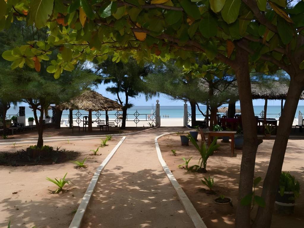 Silver Beach Hotel Тринкомали Экстерьер фото