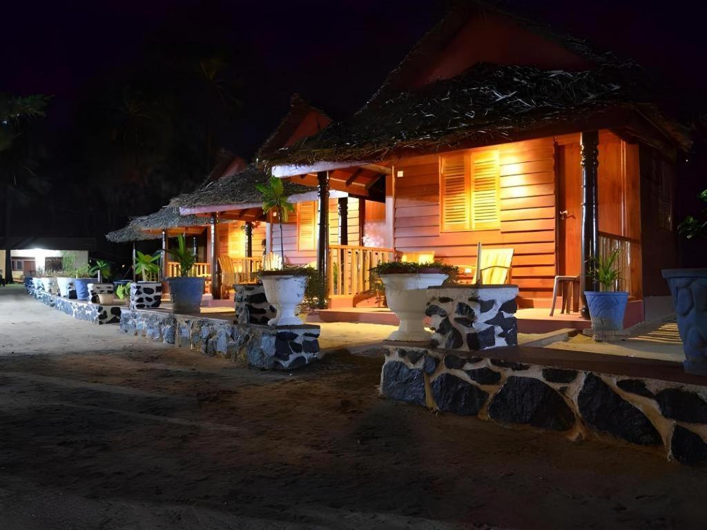 Silver Beach Hotel Тринкомали Экстерьер фото