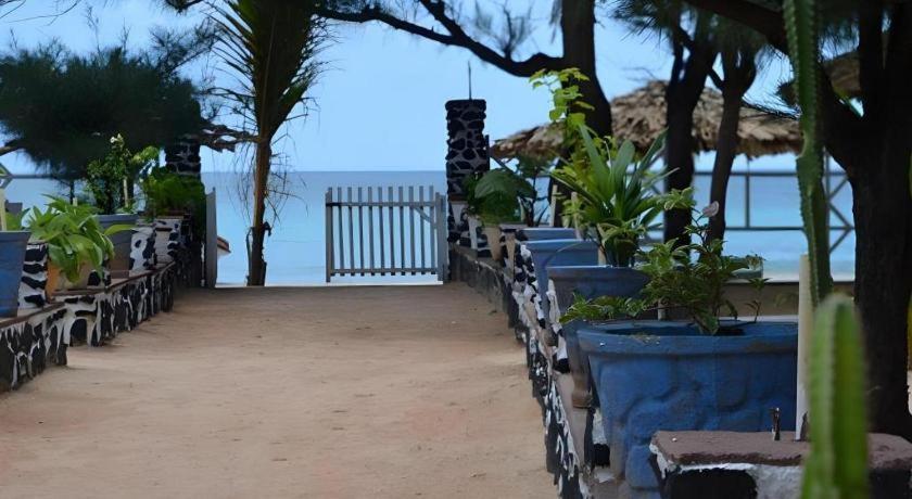 Silver Beach Hotel Тринкомали Экстерьер фото